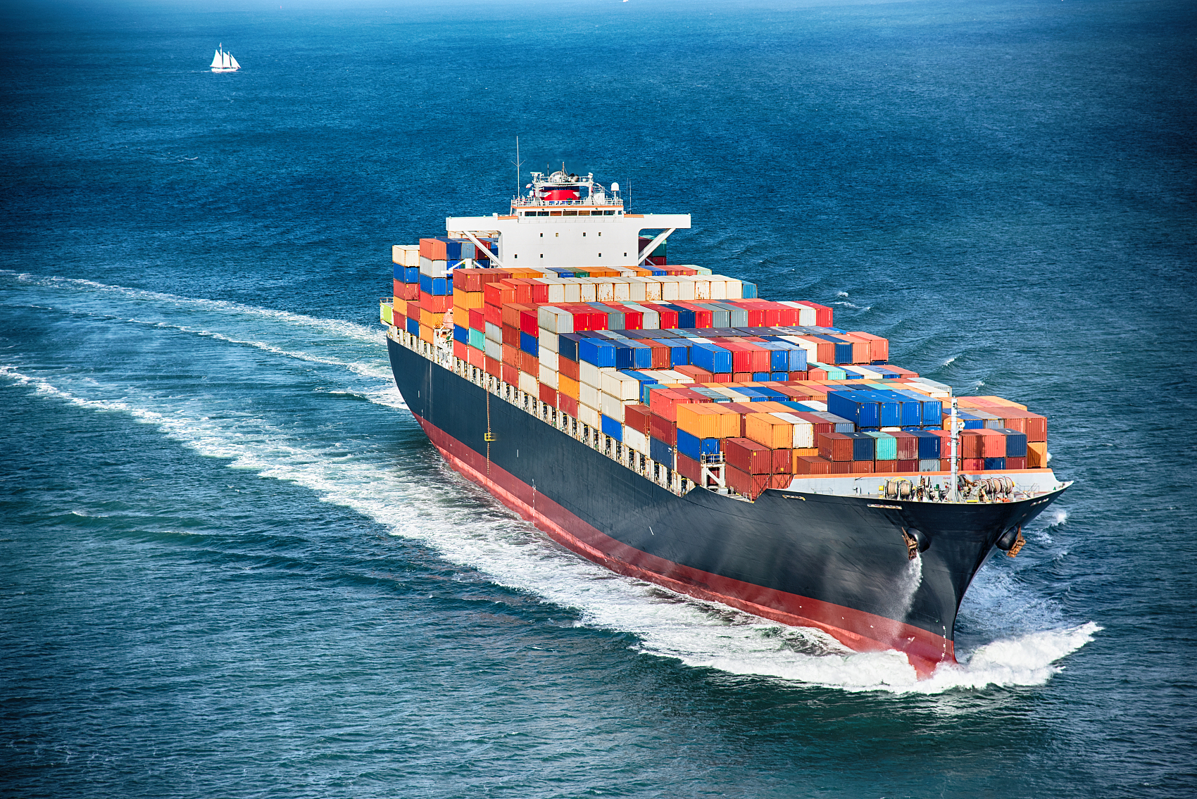 Logistics professional monitoring a Reefer FCL sailing schedule